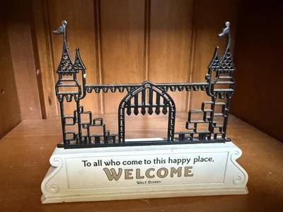 Letrero de bienvenida Hallmark Disney Walt Disney - A todos los que vienen a este lugar feliz Foto 1 de 3