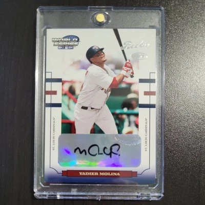 2004 Donruss World Series - Yadier Molina #199 /500 (AU, RC) - Imagem 1 de 4