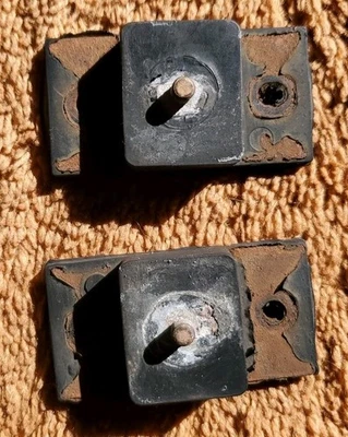 87-01 Jeep Cherokee XJ Comanche MJ Upper Radiator Rubber Isolator Mount - Image 1 of 4