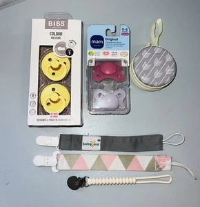 Paquete surtido de chupetes, chupetes, estuche de transporte, clips para ropa - Imagen 1 de 4