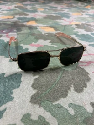 Óculos de sol aviador vintage 12KGF folheado a ouro parafuso faltando bom estado - Imagem 1 de 4