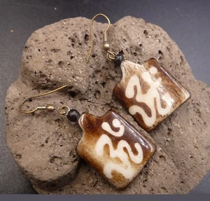 Boucles d'oreilles ethniques signe Om Aum en os de buffle - Imagen 1 de 1