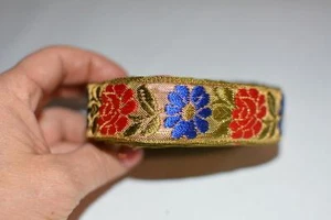 Vintage asiatisch rot blau grün Borte ~ Blume ~ Riemen ~ Gürtel ~ 1" B x 8 Yard L - Bild 1 von 1