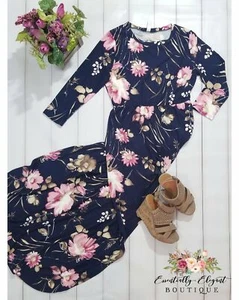 Maxi Vestido Opposites Attract Barrido Floral y Azul Marino con Mangas 3/4 con Bolsillos - Imagen 1 de 5