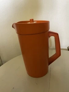 Vintage Tupperware Krug 800-13 orange 2 Qt mit orangefarbenem Druckknopfdeckel.. Ktb - Bild 1 von 7