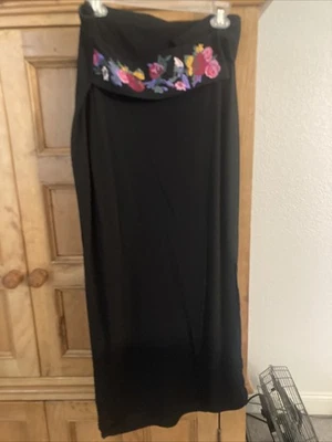 Длинная черная юбка с разделением на одной стороне, с поясом с цветочной вышивкой. - Изображение 1 из 3