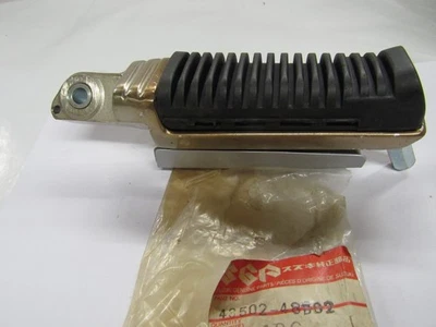 NOS SUZUKI 1990 1991 1992 1993 APOIO PARA OS PÉS DIANTEIRO ESQUERDO VX800 GSX1100GP 43502-45C00 - Imagem 1 de 2