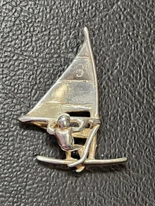 Vintage Wind Surfer Charm Sterling 925 Surfer an Bord Anhänger - Bild 1 von 8