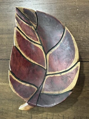 Tigela decorativa rústica cores outono em forma de folha esculpida em madeira 13”x9” feita na Jamaica - Imagem 1 de 4