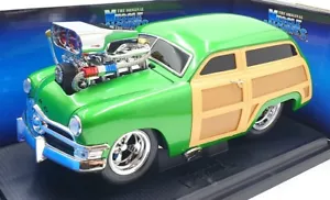Muscle Machine 1/18 Scale Diecast 61184 - 1950 Ford Woody Green/Brown - Picture 1 of 5