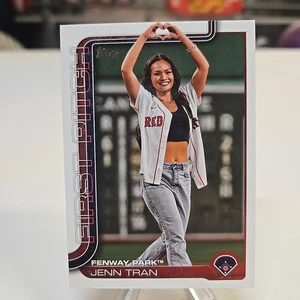Jenn Tran First Pitch 2025 Topps Serie 2 Fenway Park - Imagen 1 de 2