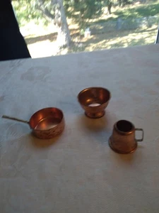 Vintage piccolo 3 pezzi rame latta casa delle bambole/cucina decorazione set tazza piattaforma ciotola padella - Foto 1 di 8