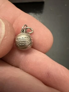 Ciondolo Charm Sportivo Classico Vintage Basket Argento Sterling Tono Oro 1535 - Foto 1 di 6