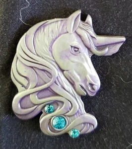 HERMOSA CABEZA DE UNICORNIO PINTADA PÚRPURA CEPILLADO CON PEDRERÍA AZUL SOLAPA SOMBRERO PIN - Imagen 1 de 2