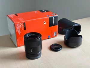 Sony Zeiss Sonnar FE 55mm F1.8 ZA Lens - Picture 1 of 3