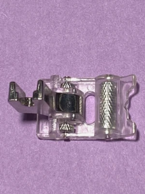 Pie rodillo de vástago bajo One Elna para muchas máquinas de coser de marca y modelo Foto 1 de 4