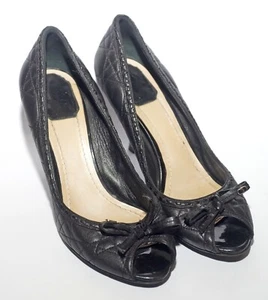 Zapatos de salón Dior negros acolchados de cuero Cannage con detalle de lazo punta abierta talla 39, EE. UU. 8 - Imagen 1 de 11