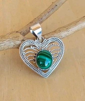 Colgante artesanal de corazón de ley 925 • Malaquita natural • 1,35" • 6 g Foto 1 de 4