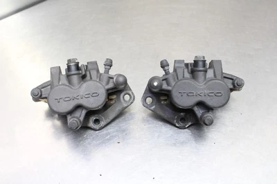98-06 SUZUKI KATANA 600 RIGHT LEFT FRONT BRAKE CALIPER SET PAIR CALIPERS Foto 1 de 4