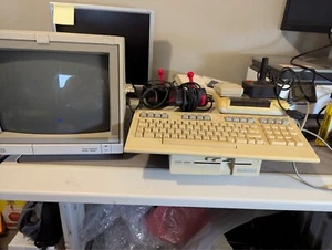 Pakiet systemowy vintage Commodore 128 – monitor, napędy, gry, akcesoria - Zdjęcie 1 z 13