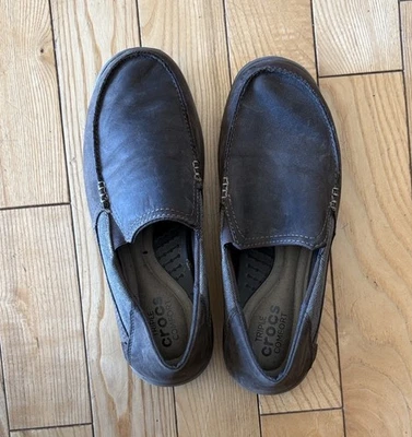 Mocasín Crocs de cuero marrón para hombre talla 11 Foto 1 de 2