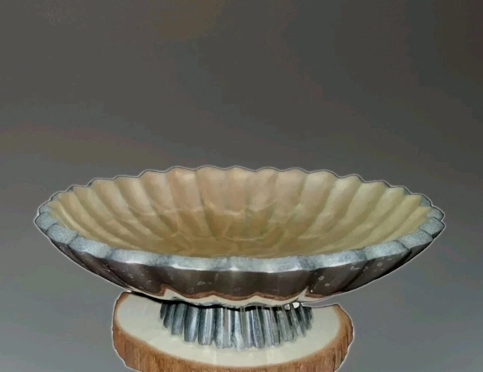 Centro de mesa Julia Knight Pedestal Bowl Aluminio Esmalte Acanalado Hecho a Mano Firmado  Foto 1 de 4