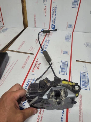 Chevrolet Traverse 2009-2017 actuador de cierre de puerta trasero izquierdo lado del conductor OEM Foto 1 de 3