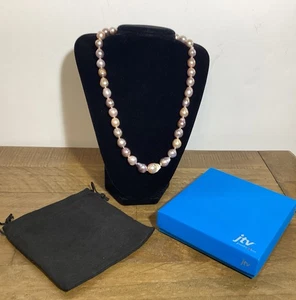 Collar de perlas BBJ, nuevo en caja tonos rosas y morados con cierre 925 - Imagen 1 de 12