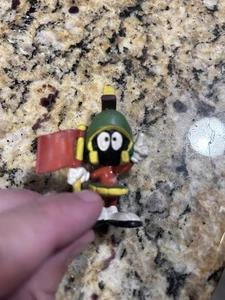 MARVIN EL MARCIANO CON BANDERA ROJA FIGURA PVC APLAUSOS LOONEY TUNES SML-9 - Imagen 1 de 6