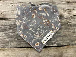 Hundebandana, Playa Wildblumen, personalisiertes Namensschild aus weißem Leder, Hund binden - Bild 1 von 6