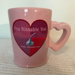 Houston Harvest Gifts, taza rosa día de San Valentín "You Kissable You" de HERSHEY'S - Imagen 1 de 6