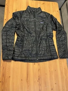 Patagonia Damen Nano Puff Jacke - Größe Medium - schwarz - neu mit Etikett $ 239 - Bild 1 von 12