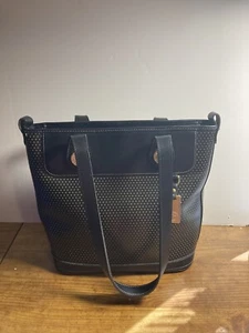 Dooney and Bourke, Borsa a tracolla in pelle traforata nera con ferramenta oro - Foto 1 di 4