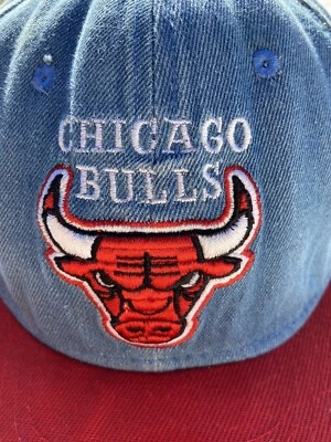 Hombre Mitchell & Ness Azul Denim/Blanco/Rojo Bandera EE. UU. NBA Chicago Bulls Snapback Foto 1 de 4