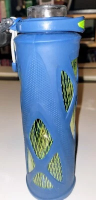 Botella de agua de cristal con cubierta de goma azul. Tapa abatible. 18 oz. Foto 1 de 3