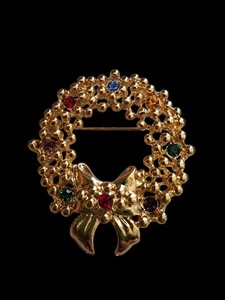 Vintage 94' Goldtone Jeweled Christmas Wreath Brooch No Makers Mark NWOT - Picture 1 of 8
