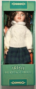 Muñeca de pie de porcelana Clare de 12" con suéter Aran - Imagen 1 de 3