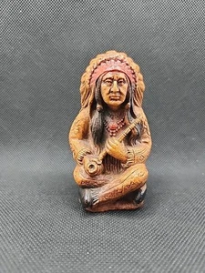 3,75" große Indianer Häuptling rauchende Friedenspfeife Holz Figur Vintage - Bild 1 von 6