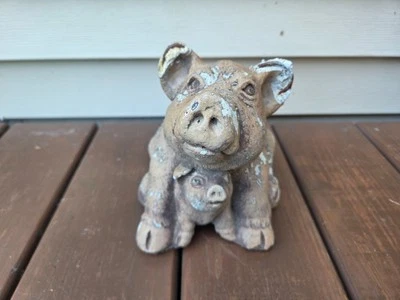 Estatua de cerdo y lechón de jardín de hormigón de cemento de colección astillada con pátina Foto 1 de 4