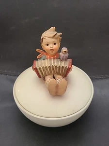 Plato de caramelo cubierto Goebel Hummel LET'S SING ~ Niño con acordeón Alemania - - Imagen 1 de 6