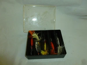 5 Vintage Usable Small Fishing Spinners w/ Plastic Box  Lot O-343 - Picture 1 of 9