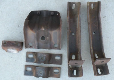 Suportes de montagem de para-choque traseiro CHRYSLER IMPERIAL 1964-1966 64-66 FABRICANTE DE EQUIPAMENTO ORIGINAL - Imagem 1 de 4