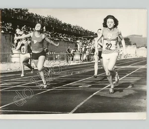 Holanda GANA 100 metros tablero carrera competición femenina 1971 foto de prensa CIFRA GRAFICA - Imagen 1 de 2