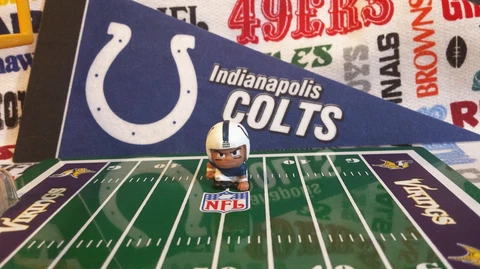 NFL Teenymates Indianapolis Colts Lineman (LM/3pt stance) figure Cover