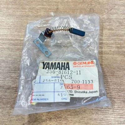 YAMAHA OEM NOS CEPILLO ESTATOR #2 / 256-81612-11-00 / XS650 TX650 XS1 XS2 Foto 1 de 2