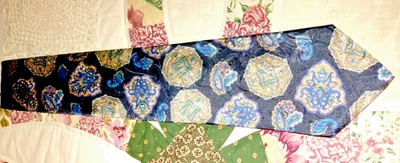 ВИНТАЖНЫЙ ГАЛСТУК МАНХЭТТЕН ПОЛИЭСТЕР ЧЕРНЫЙ СИНИЙ АКВА ЗОЛОТОЙ ПЕЙСЛИ? 50s 56 дюймов RN43170 - Изображение 1 из 4