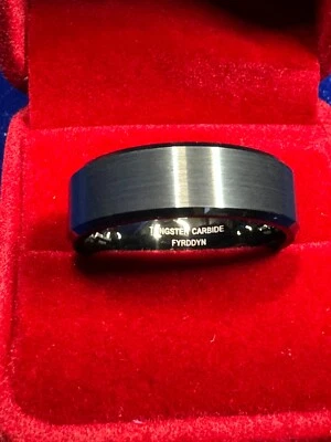 Alianza de tungsteno negra cepillada con borde biselado Foto 1 de 2