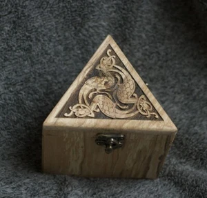 The Triskel - scatola/cofanetto bigiotteria triangolo a tema uccellini celtici rustico legno ontano - Foto 1 di 6