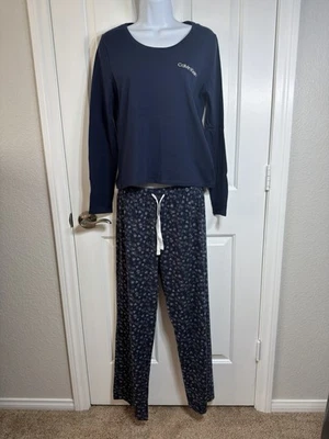 Ropa de dormir Calvin Klein azul manga larga cuello redondo parte superior e inferior talla mediana Foto 1 de 4