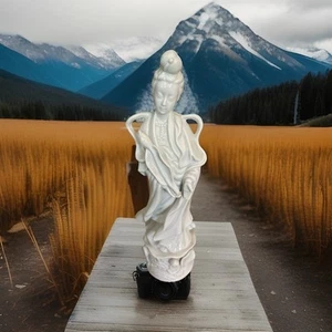 Statuina statua porcellana bianca vintage asiatica cinese dea della misericordia, QUAN YIN - Foto 1 di 9